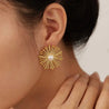 Boucles d’Oreilles en Acier Inoxydable Doré en Forme de Pissenlit avec Perle Blanche Incrustée – Élégance Poétique – Écrin Offert "Sunset" - Mara Bijoux