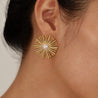Boucles d’Oreilles en Acier Inoxydable Doré en Forme de Pissenlit avec Perle Blanche Incrustée – Élégance Poétique – Écrin Offert "Sunset" - Mara Bijoux