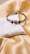 Bracelet Jonc Argenté – Trèfles Noirs & Strass – Acier Inoxydable, Ouverture Frontale + Écrin Offert "Ginger" - Mara Bijoux