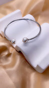 Jonc Argenté Femme – Perles Blanches Nacrées – Acier Inoxydable + Écrin Offert "Perla" - Mara Bijoux