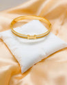 Bracelet Jonc Doré "H" – Acier Inoxydable, Strass Blancs & Liseré Blanc – Écrin Offert "Hermès Blanc" - Mara Bijoux