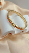 Bracelet Jonc Doré Lettre H – Liseré Orange & Strass Blancs – Acier Inoxydable + Écrin Offert "Hermès Orange" - Mara Bijoux