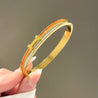 Bracelet Jonc Doré Lettre H – Liseré Orange & Strass Blancs – Acier Inoxydable + Écrin Offert "Hermès Orange" - Mara Bijoux