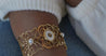 Bracelet Jonc Soleil & Nacre – Acier Doré & Perles Blanches | Écrin Offert "Perle Fleur" Mara Bijoux