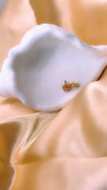 Piercing Nez Fleur Dorée – Zircons Roses & Écrin Offert "Camélia Doré" - Mara Bijoux