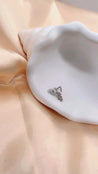 Piercing Nez Fleur Argentée – Perle Nacrée & Strass – Acier Inoxydable, Tige en L + Écrin Offert "Carissa Argenté" - Mara Bijoux